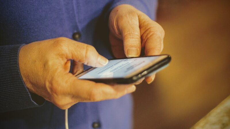 6 Tips for Teaching Elderly Loved Ones How to Use a Cell Phone (Without Professional Smartphone Classes)