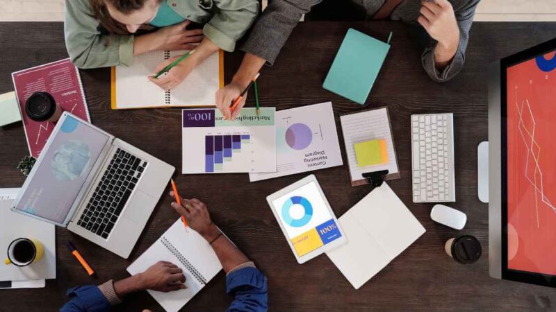 5 Tips to Keep Your Team on the Same Page Even if They’re Not on the Same Platform